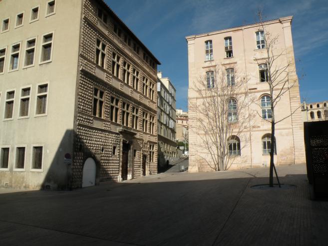  derrière l'Hôtel de Ville